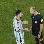 Lionel Messi discute con Mateu Lahoz durante el Mundial