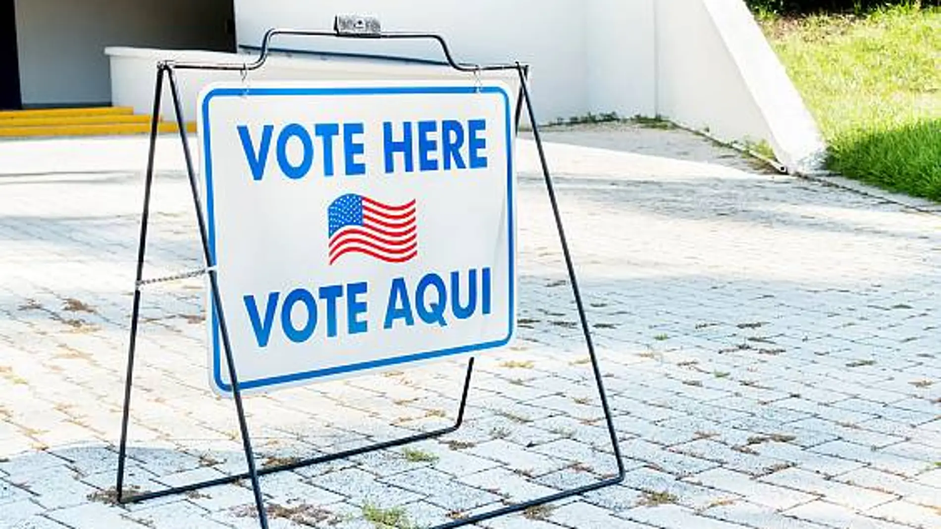 Cartel bilingüe informa sobre centros de votación