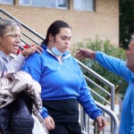 La madre del menor junto a sus padres en la puerta del Infantil del Hospital Virgen del Rocío