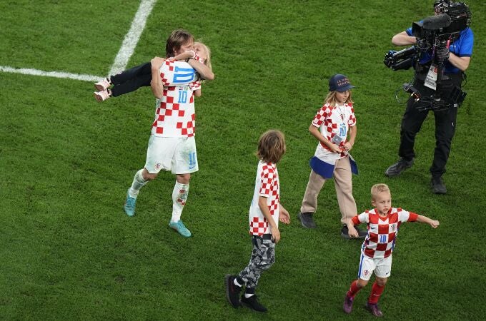 Luka Modric celebra con sus hijos el pase a las semifinales del Mundial de Qatar