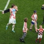 Luka Modric celebra con sus hijos el pase a las semifinales del Mundial de Qatar