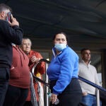 La madre del menor, en la puerta del Infantil del Hospital Virgen del Rocío esperando alguna noticia del estado de su hijo