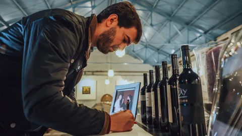 García-Gallardo durante su encuentro con distintos representantes de las bodegas acogidas a la Denominación de Origen Ribera del Duero