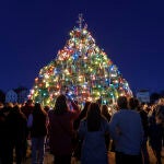 MADRID, 09/12/2022.- Fotografía tomada el 26/11/2022, de varias personas que se reúnen para ver la iluminación del árbol de trampas para langostas de Stonington en el muelle de la ciudad en Stonington, en Connecticut (EE.UU.). EFE/CJ Gunther