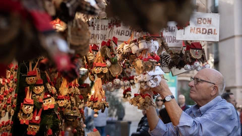 Un hombre en el mercado navideño de la Fira de Santa Llúcia, en Barcelona