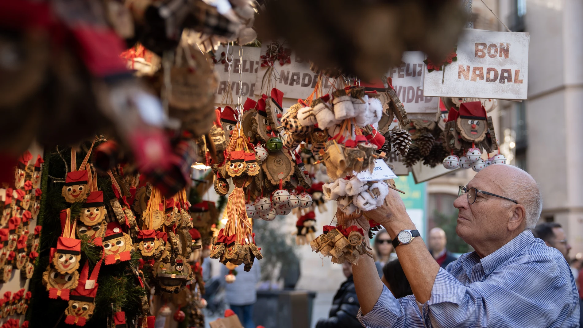 Un hombre en el mercado navideño de la Fira de Santa Llúcia, en Barcelona