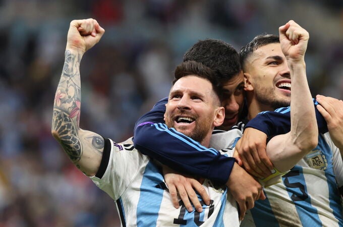 Lusail (Qatar), 09/12/2022.- Lionel Messi (L) of Argentina and teammates celebrate after winning the penalty shoot-out of the FIFA World Cup 2022 quarter final soccer match between the Netherlands and Argentina at Lusail Stadium in Lusail, Qatar, 09 December 2022. (Mundial de Fútbol, Países Bajos; Holanda, Estados Unidos, Catar) EFE/EPA/Mohamed Messara