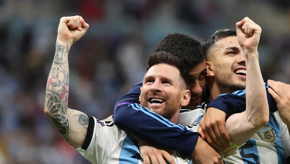Lusail (Qatar), 09/12/2022.- Lionel Messi (L) of Argentina and teammates celebrate after winning the penalty shoot-out of the FIFA World Cup 2022 quarter final soccer match between the Netherlands and Argentina at Lusail Stadium in Lusail, Qatar, 09 December 2022. (Mundial de Fútbol, Países Bajos; Holanda, Estados Unidos, Catar) EFE/EPA/Mohamed Messara