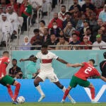 Hakim Ziyech (i) de Marruecos disputa un balón con Rafael Leão (c) de Portugal