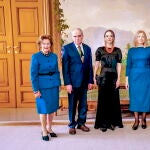 El rey Harald (a la derecha) y la reina Sonja (izquierda) de Noruega reciben al presidente de Memorial, Yan Rachinsky a Oleksandra Matviichuk (C), respresentante de la organización ucraniana Center for Civil Liberties (CCL) y a la activista bielorrusa Natallia Pintsyuk, ganadores del Nobel de la Paz 2022