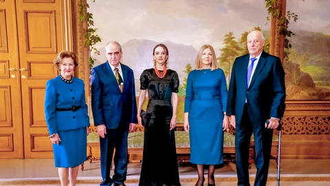 El rey Harald (a la derecha) y la reina Sonja (izquierda) de Noruega reciben al presidente de Memorial, Yan Rachinsky a Oleksandra Matviichuk (C), respresentante de la organización ucraniana Center for Civil Liberties (CCL) y a la activista bielorrusa Natallia Pintsyuk, ganadores del Nobel de la Paz 2022