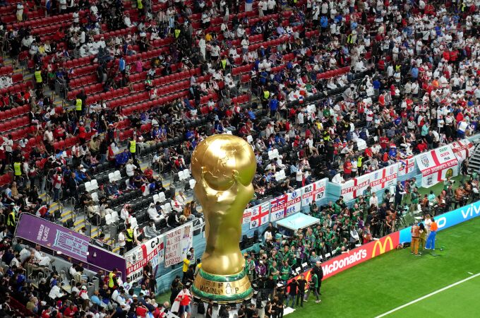 Una réplica gigante del trofeo de la Copa del Mundo en las gradas del Inglaterra-Francia