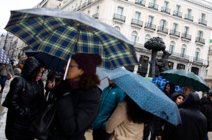 Día de lluvia y paraguas en Madrid durante el Puente de la Inmaculada