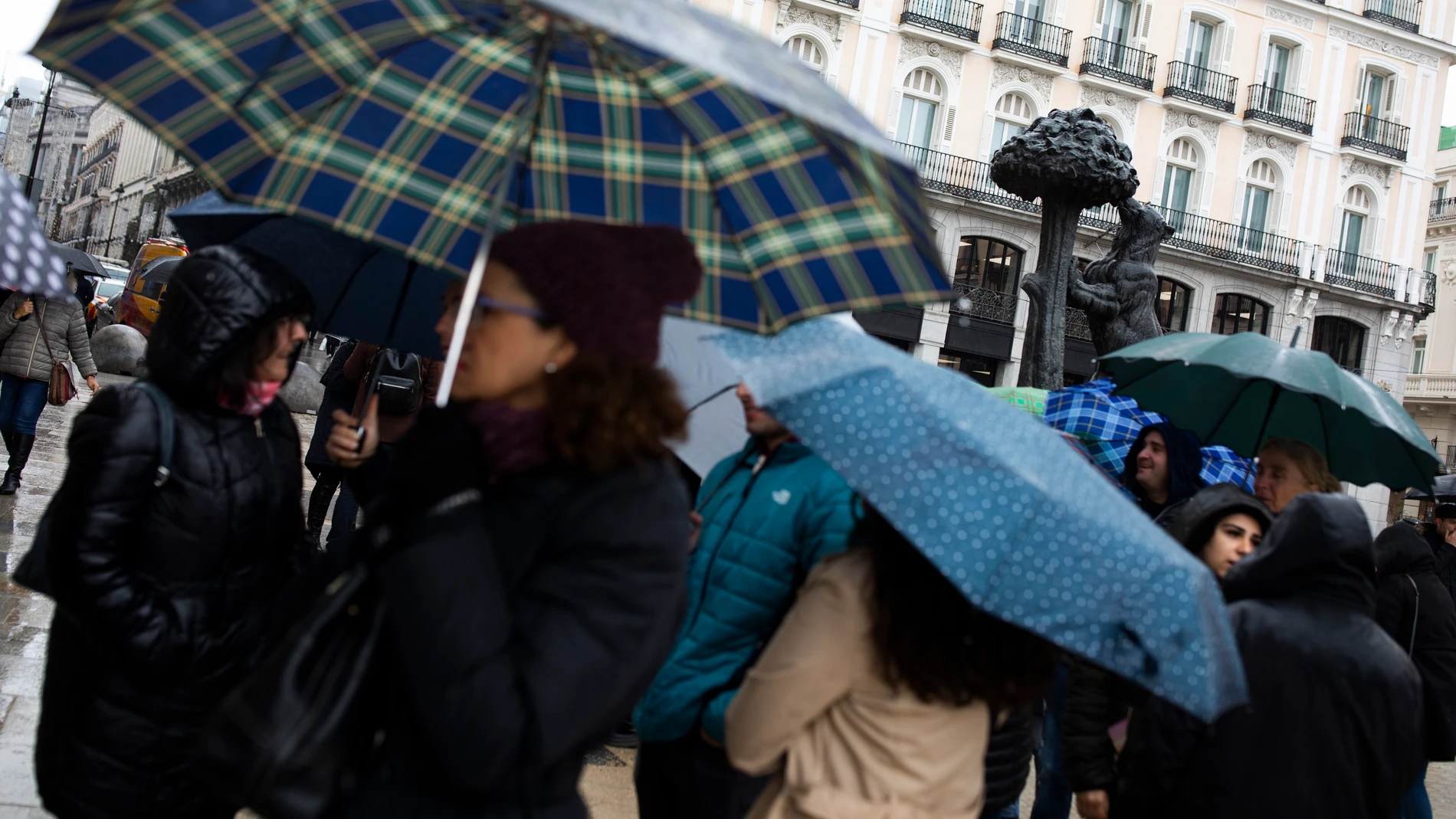 Día de lluvia y paraguas en Madrid durante el Puente de la Inmaculada