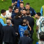Messi dirigiéndose a Edgar Davids y Van Gaal, durante el Países Bajos-Argentina