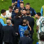 Messi dirigiéndose a Edgar Davids y Van Gaal, durante el Países Bajos-Argentina