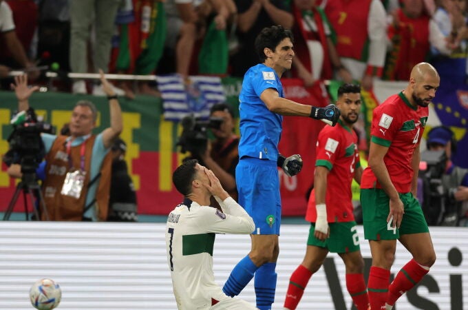 Cristiano Ronaldo se lamenta ante la alegría de los jugadores marroquíes