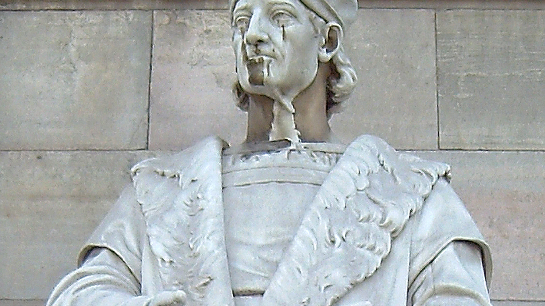 Estatua de ELIO ANTONIO DE NEBRIJA (c.1441-1522) en la entrada de la Biblioteca Nacional de España, en Madrid. Esculpida por Anselmo Nogués García (1864-¿?) a fines del siglo XIX.