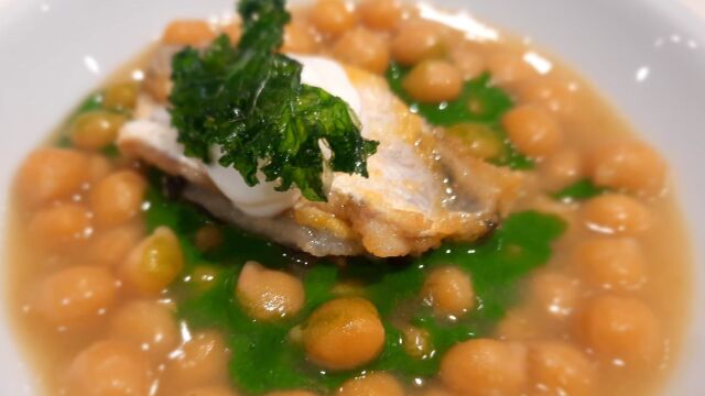 Uno de los platos estrella son los garbanzos en salsa verde con cococha de merluza frita