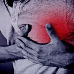 Fotografía de una persona simulando el dolor precordial típico de un infarto