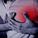 Fotografía de una persona simulando el dolor precordial típico de un infarto