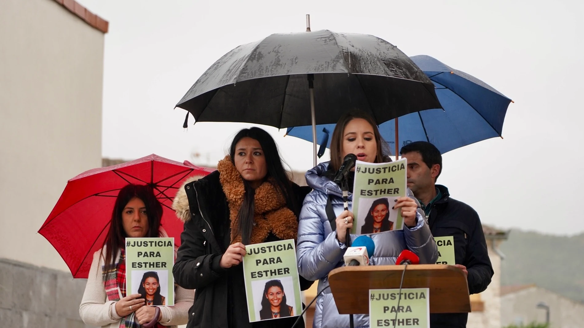 Concentración por la muerte de Esther López en Traspinedo (Valladolid)