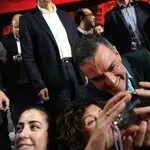 El presidente del Gobierno, Pedro Sánchez, se fotografía con simpatizantes en el acto de presentación de la candidatura de Collboni a la alcaldía de Barcelona