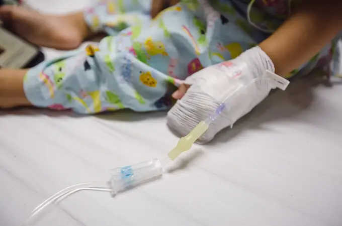 Operado con éxito en Granada un niño de 3 años con una malformación de columna congénita grave