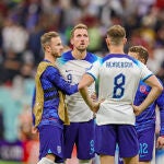 Harry Kane, rodeado de compañeros después de la eliminación de Inglaterra