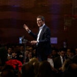 El presidente del Partido Popular, Alberto Núñez Feijóo, interviene durante la tradicional cena de Navidad del Partido Popular de Madrid, este lunes