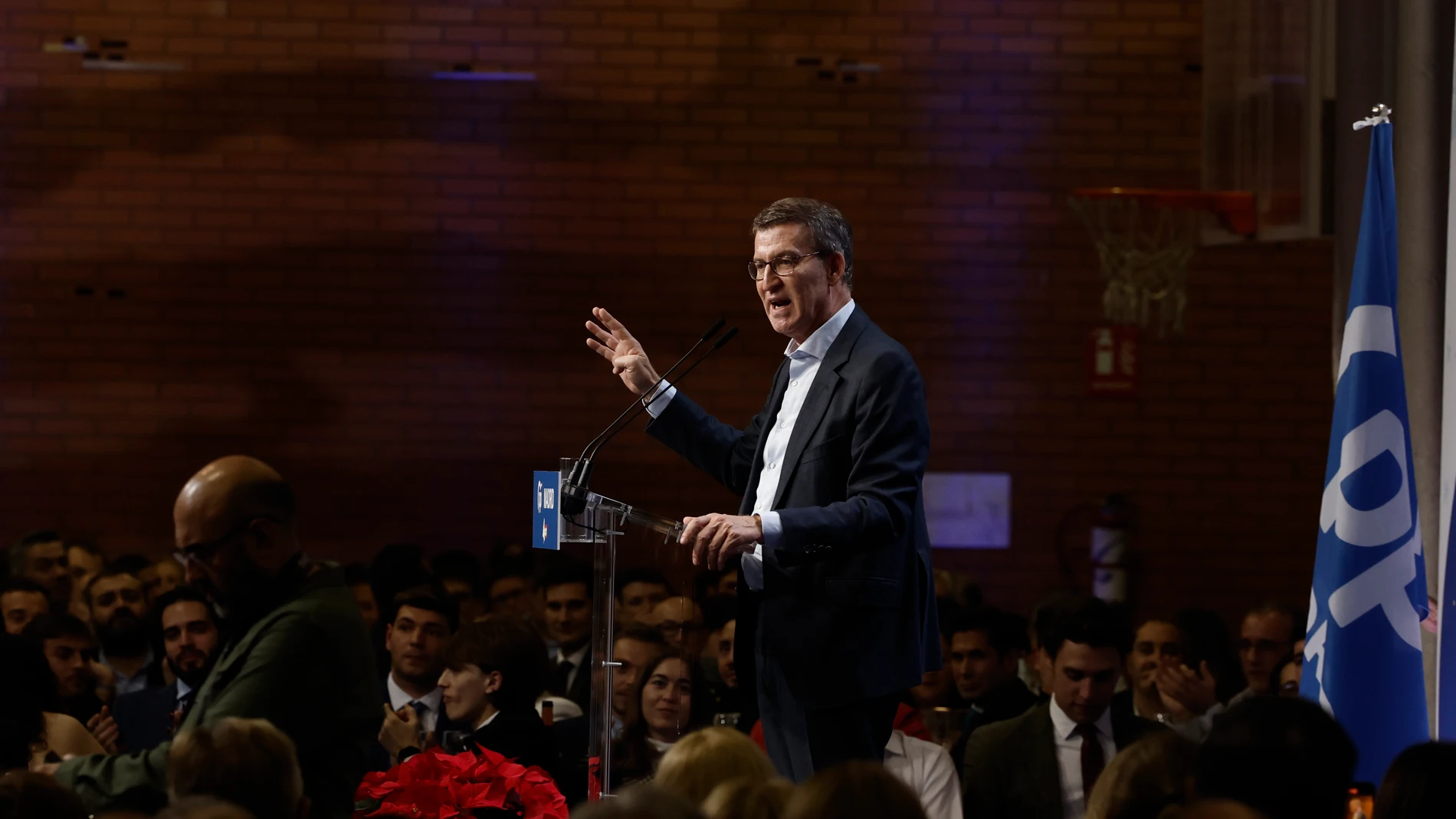 El presidente del Partido Popular, Alberto Núñez Feijóo, interviene durante la tradicional cena de Navidad del Partido Popular de Madrid, este lunes