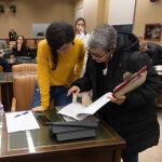 (I-D) La diputada de Unidas Podemos, Lucía Muñoz, la portavoz de la Comisión de Igualdad en el Congreso de los Diputados, Sofía Castañón, y la diputada de ERC en el Congreso, María Carvalho, en la Comisión de Igualdad, en el Congreso de los Diputados, a 12 de diciembre de 2022, en Madrid (España). La Ley Trans pasa su primer examen ante la Comisión de Igualdad del Congreso a la que llega sin un acuerdo entre los socios del Gobierno, PSOE y Podemos, sobre la autodeterminación de los menores trans. La aprobación de la norma podría estar en el aire si los socialistas buscan el apoyo del PP en esta materia. El PSOE quiere elevar la edad, de 14 a 16 años, para el cambio registral de menores trans y propone poner límites a la reversibilidad pidiendo la actuación judicial en el caso de que se produzca esta petición. Las enmiendas serán votadas en la Comisión de Igualdad y pueden salir adelante con los votos favorables del PP.12 DICIEMBRE 2022;