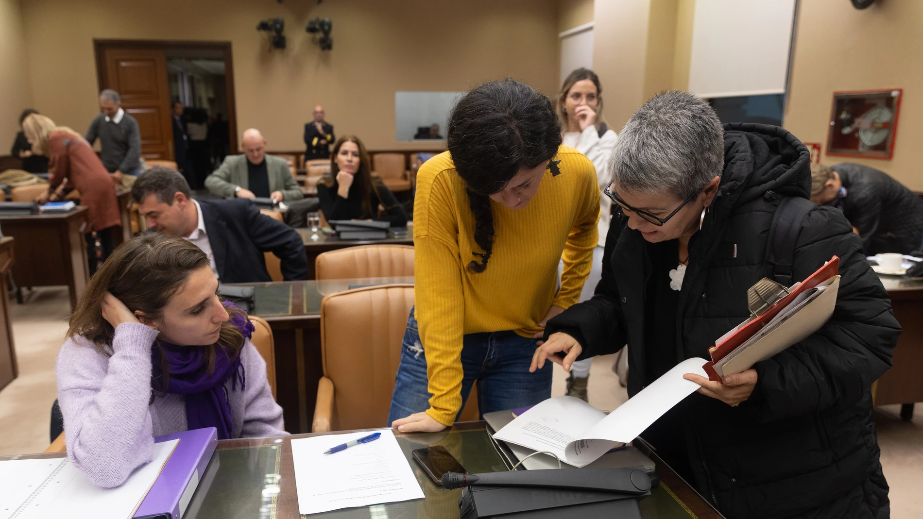 (I-D) La diputada de Unidas Podemos, Lucía Muñoz, la portavoz de la Comisión de Igualdad en el Congreso de los Diputados, Sofía Castañón, y la diputada de ERC en el Congreso, María Carvalho, en la Comisión de Igualdad, en el Congreso de los Diputados, a 12 de diciembre de 2022, en Madrid (España). La Ley Trans pasa su primer examen ante la Comisión de Igualdad del Congreso a la que llega sin un acuerdo entre los socios del Gobierno, PSOE y Podemos, sobre la autodeterminación de los menores trans. La aprobación de la norma podría estar en el aire si los socialistas buscan el apoyo del PP en esta materia. El PSOE quiere elevar la edad, de 14 a 16 años, para el cambio registral de menores trans y propone poner límites a la reversibilidad pidiendo la actuación judicial en el caso de que se produzca esta petición. Las enmiendas serán votadas en la Comisión de Igualdad y pueden salir adelante con los votos favorables del PP.12 DICIEMBRE 2022;