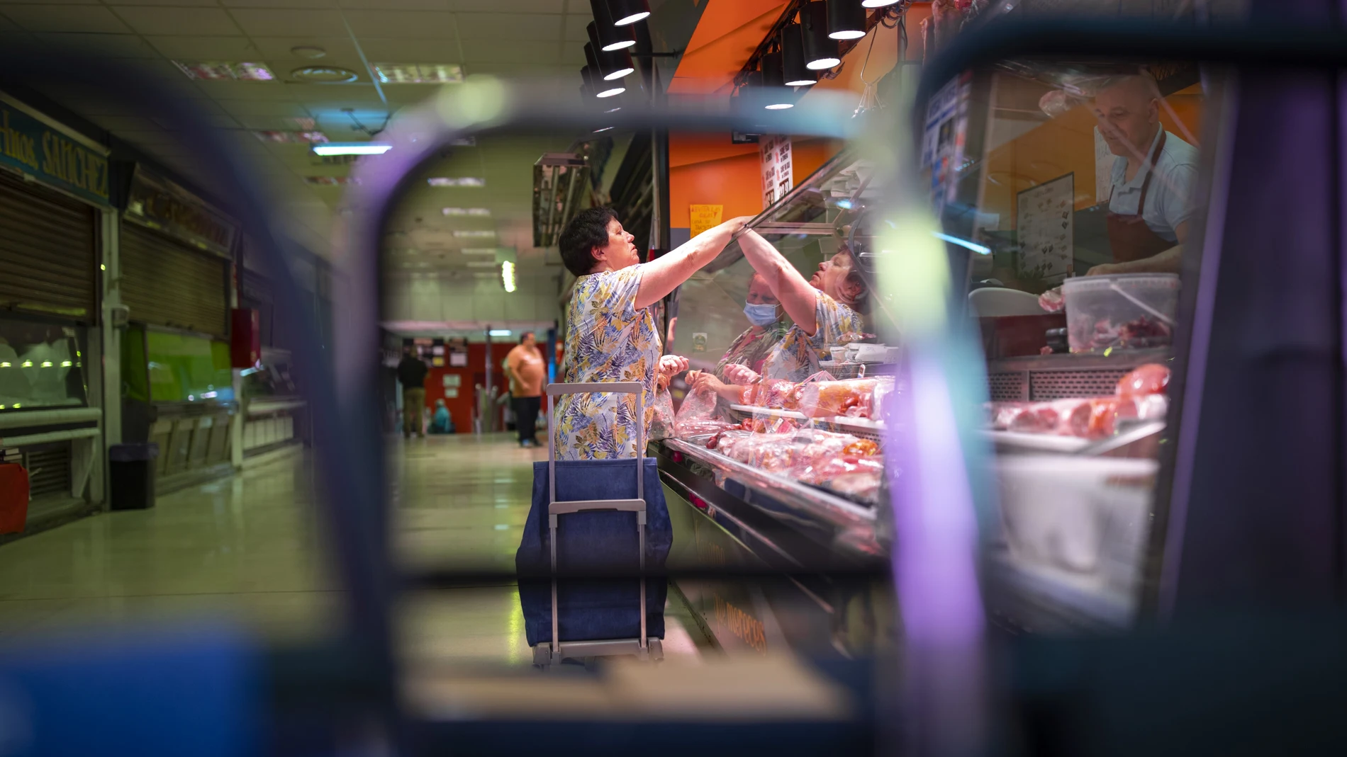 Una mujer hace la compra en un mercado madrileño