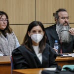 Un Tribunal Popular juzga a una mujer (en la imagen a la izq) acusada de matar a su marido, que tenía una enfermedad degenerativa y no podría valerse por sí mismo, y enterrarlo en una finca de Godelleta que había alquilado poco antes de los hechos.