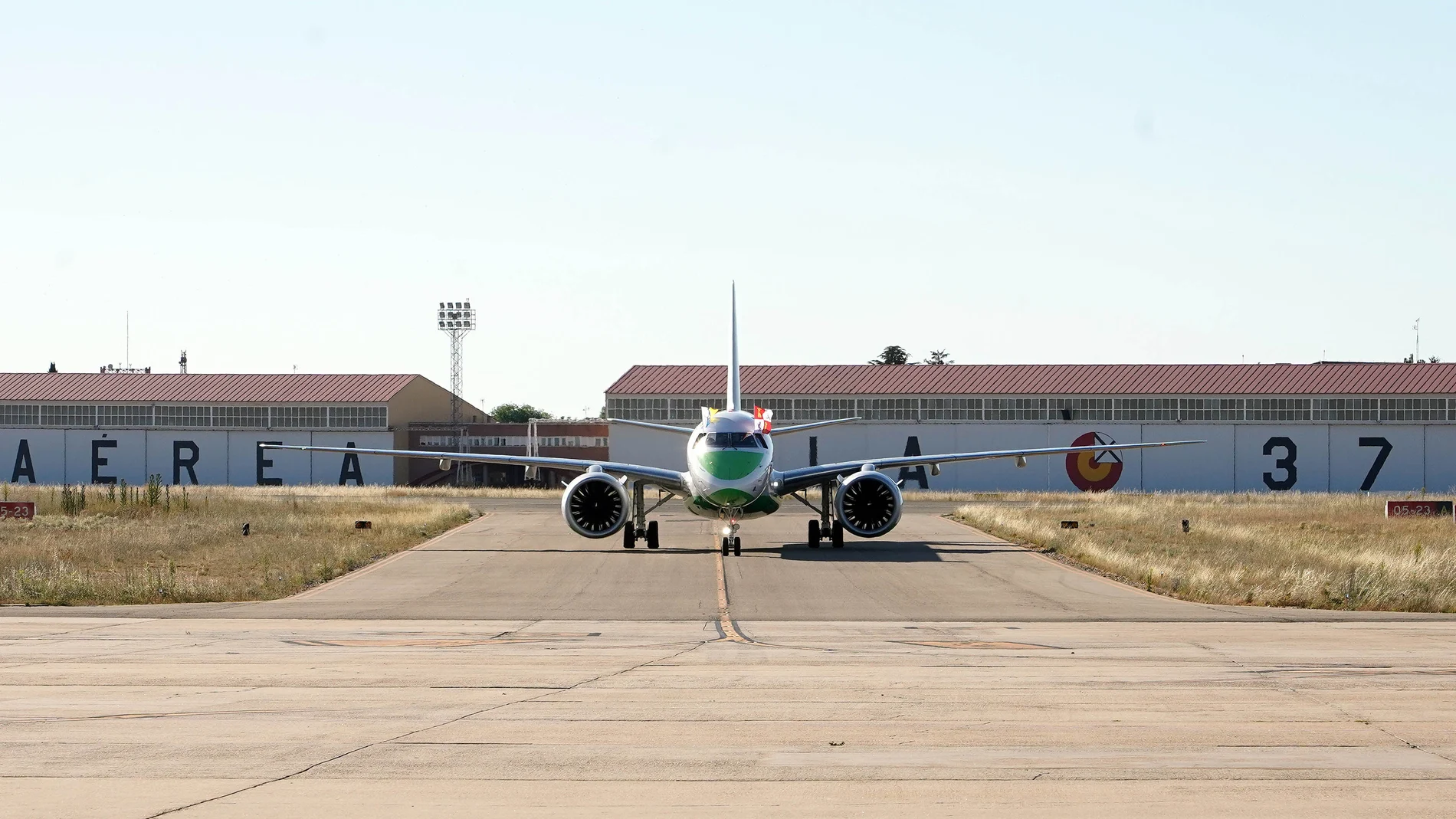 Llegada de un vuelo al aeropuerto de Villanubla (Valladolid)