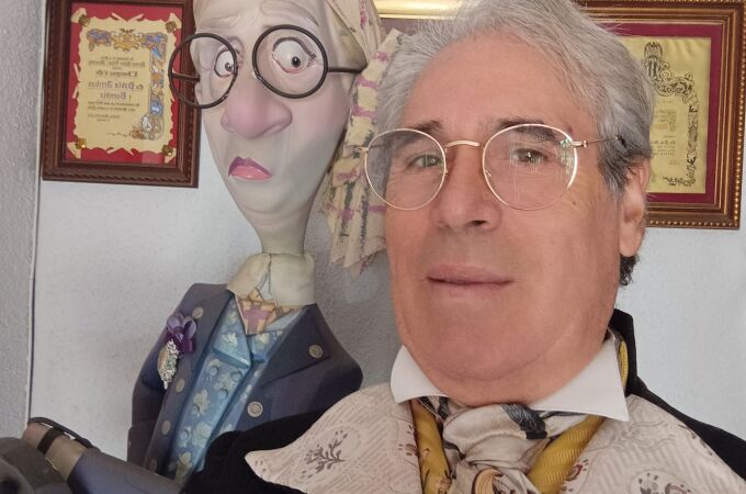 Además de sastre, ha sido presidente de su falla durante cuatro décadas, y como homenaje le hicieron un ninot