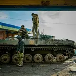 Soldados ucranianos preparanun carro de combate en la línea del frente de la ciudad de Bajmut