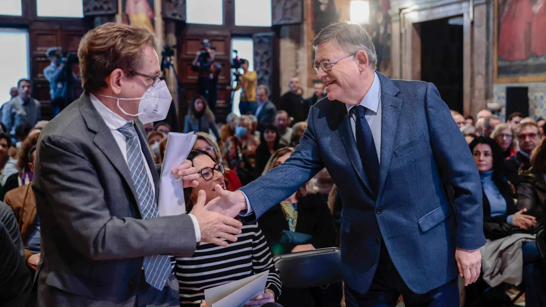 El presidente de la Generalitat, Ximo Puig, saluda al conseller de Sanidad, Miguel Mínguez