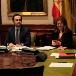 GRAF3816. MADRID, 12/12/2022.-El diputado socialista Felipe Sicilia (d) participa en la ponencia de la Comisión de Justicia sobre la Proposición de Ley Orgánica de transposición de directivas europeas y otras disposiciones para la adaptación de la legislación penal al ordenamiento de la Unión Europea, y reforma de los delitos contra la integridad moral, desórdenes públicos y contrabando de armas de doble uso, este lunes en el Congreso. EFE/ Fernando Alvarado
