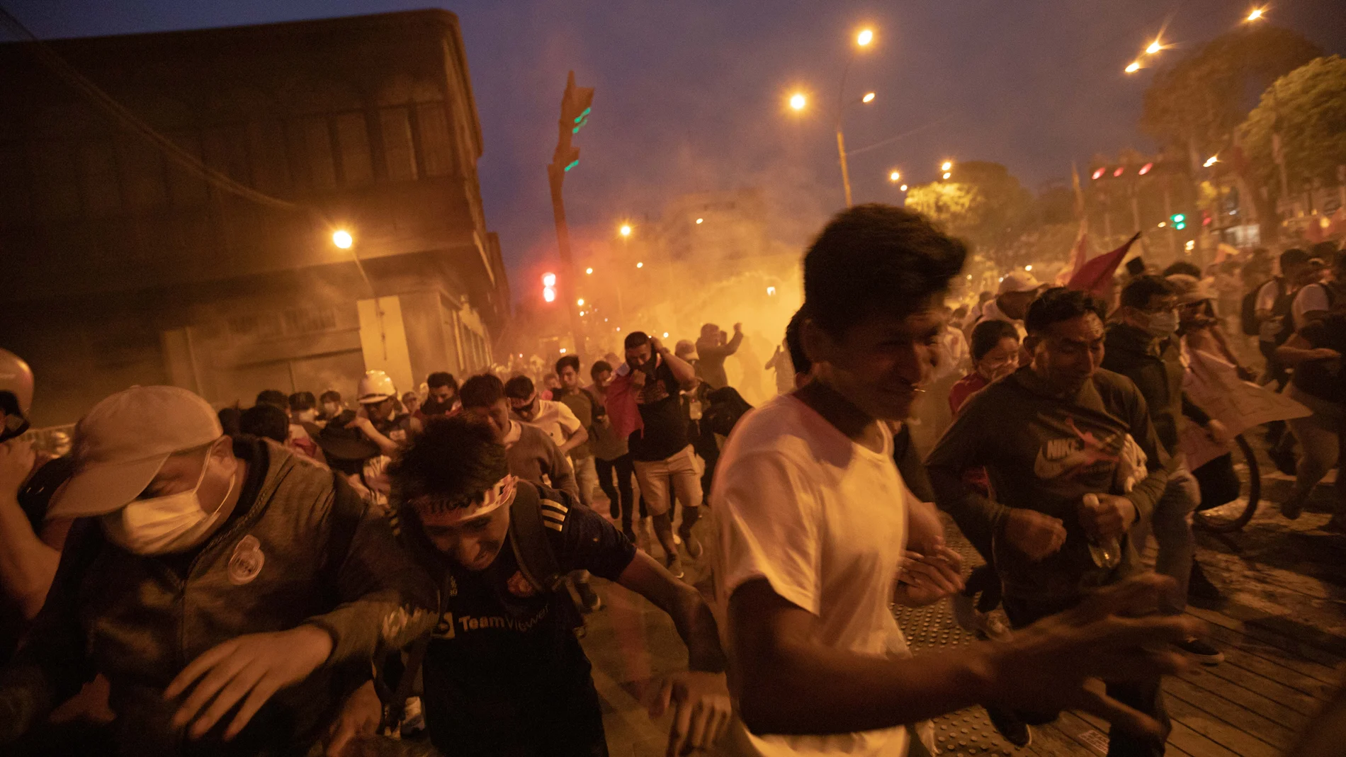 Las protestas también se sintieron en Lima, donde grupos de manifestantes atacaron la sede del Ministerio Público
