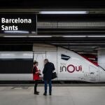 Tren de SNCF que cubre la Barcelona-París en la estación de Barcelona