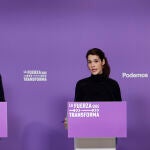 Los portavoces de Podemos Pablo Fernández e Isa Serra durante la rueda de prensa ofrecida este lunes para analizar la actualidad política