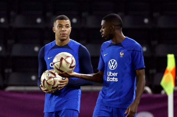 Los jugadores de Francia Kylian Mbappé y Ousmane Dembelé participan en un entrenamiento de su conjunto nacional en Doha