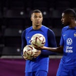 Los jugadores de Francia Kylian Mbappé y Ousmane Dembelé participan en un entrenamiento de su conjunto nacional en Doha