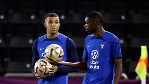 Los jugadores de Francia Kylian Mbappé y Ousmane Dembelé participan en un entrenamiento de su conjunto nacional en Doha