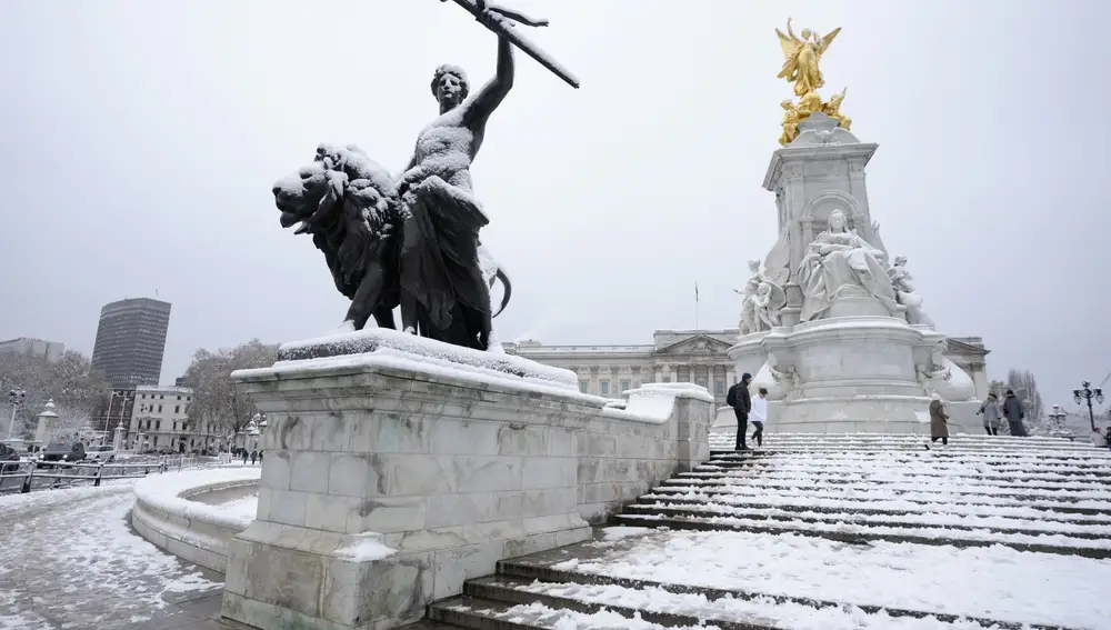 La nieve cubre el monumento a la Reina Victoria en el Palacio de Buckingham en Londres,