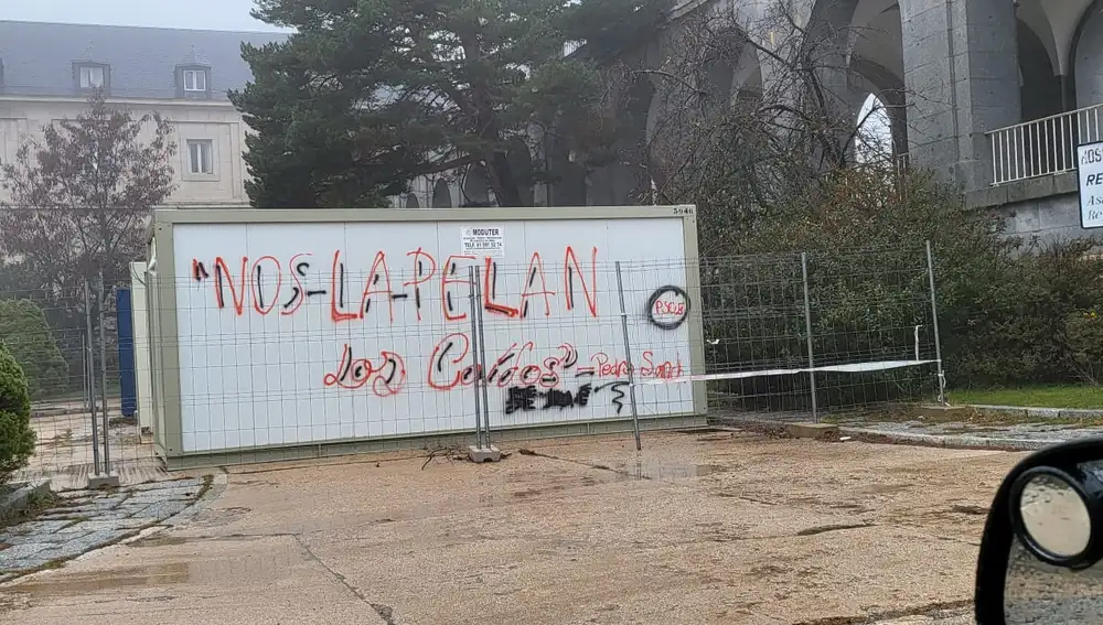 Pintada en una de las casetas de obra en el exterior del recinto: «Nos la pelan los caídos. PSOE. Pedro Sánchez».