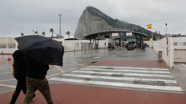 Verja de Gibraltar con el Peñón al fondo