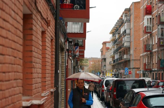 Un hombre pasea por la calle Caamaño en el barrio de las Delicias de Valladolid